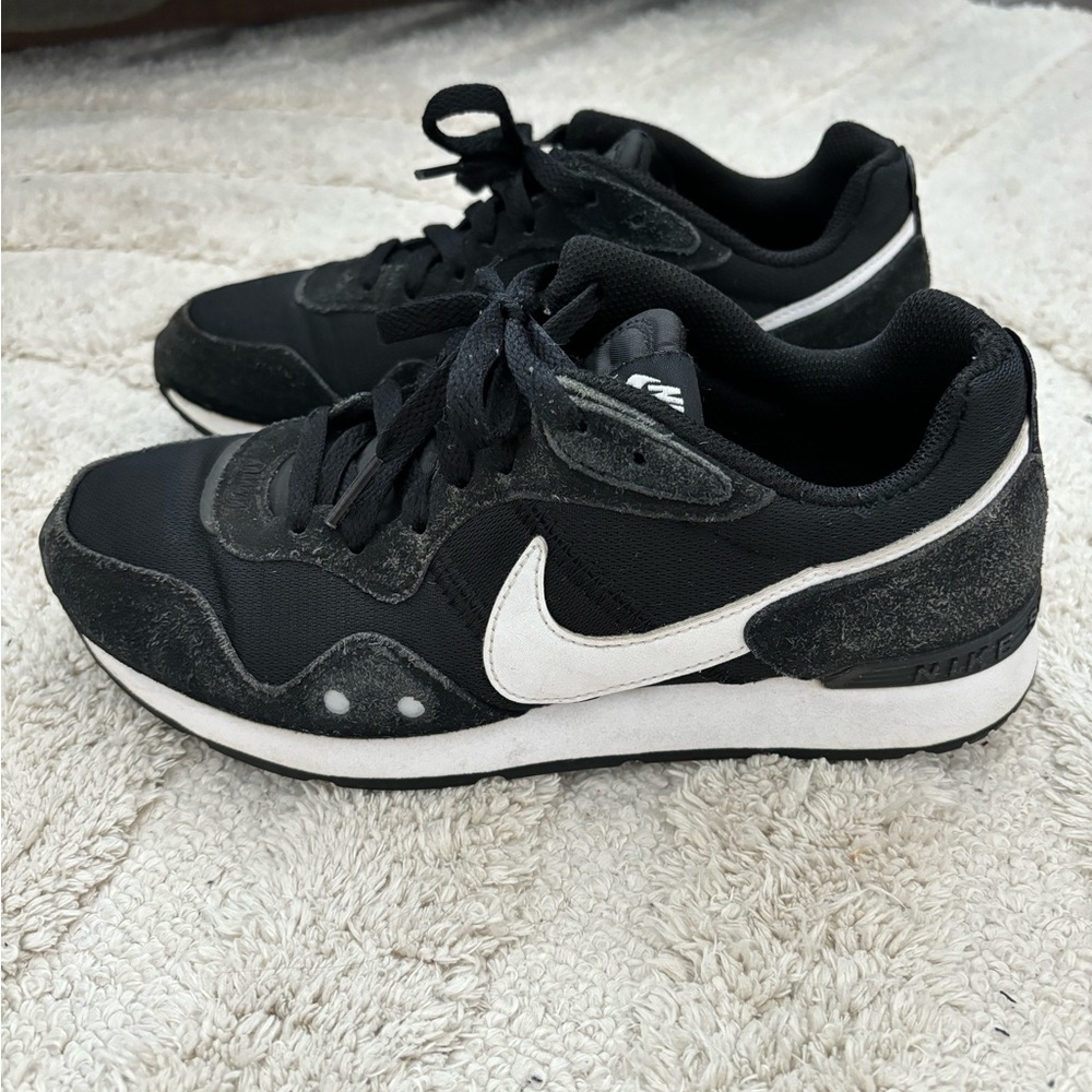 NIKE Venture Runner Sneakers